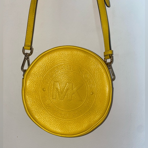 Michael Kors Handbags - EUC| Authentic Michael Kors Circle Canteen 👝| Yellow 🍋 Crossbody.